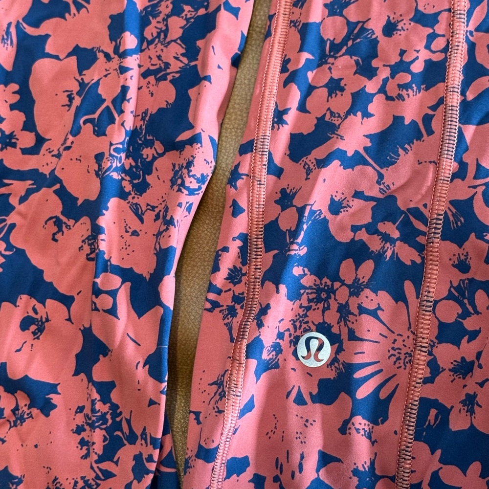 Lululemon Final Lap Crop - Size 12 - Picture 13 of 15